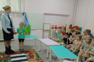 Инспектор по пропаганде безопасности дорожного движения в гостях у дошколят Инспектор по пропаганде безопасности дорожного движения в гостях у дошколят.
